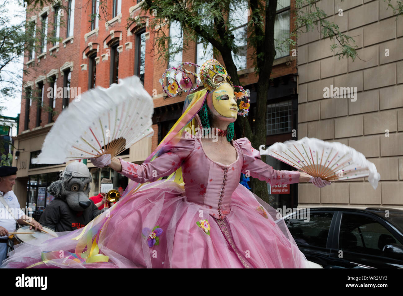 Masqued royal à la Charleston, West Virginia, FestivALL Parade de l'Art, dans lequel les groupes de théâtre, des artistes, danseurs, artistes de rue, les voitures d'art, la musique et les décideurs des organisations locales défilé dans Capitol Street Banque D'Images