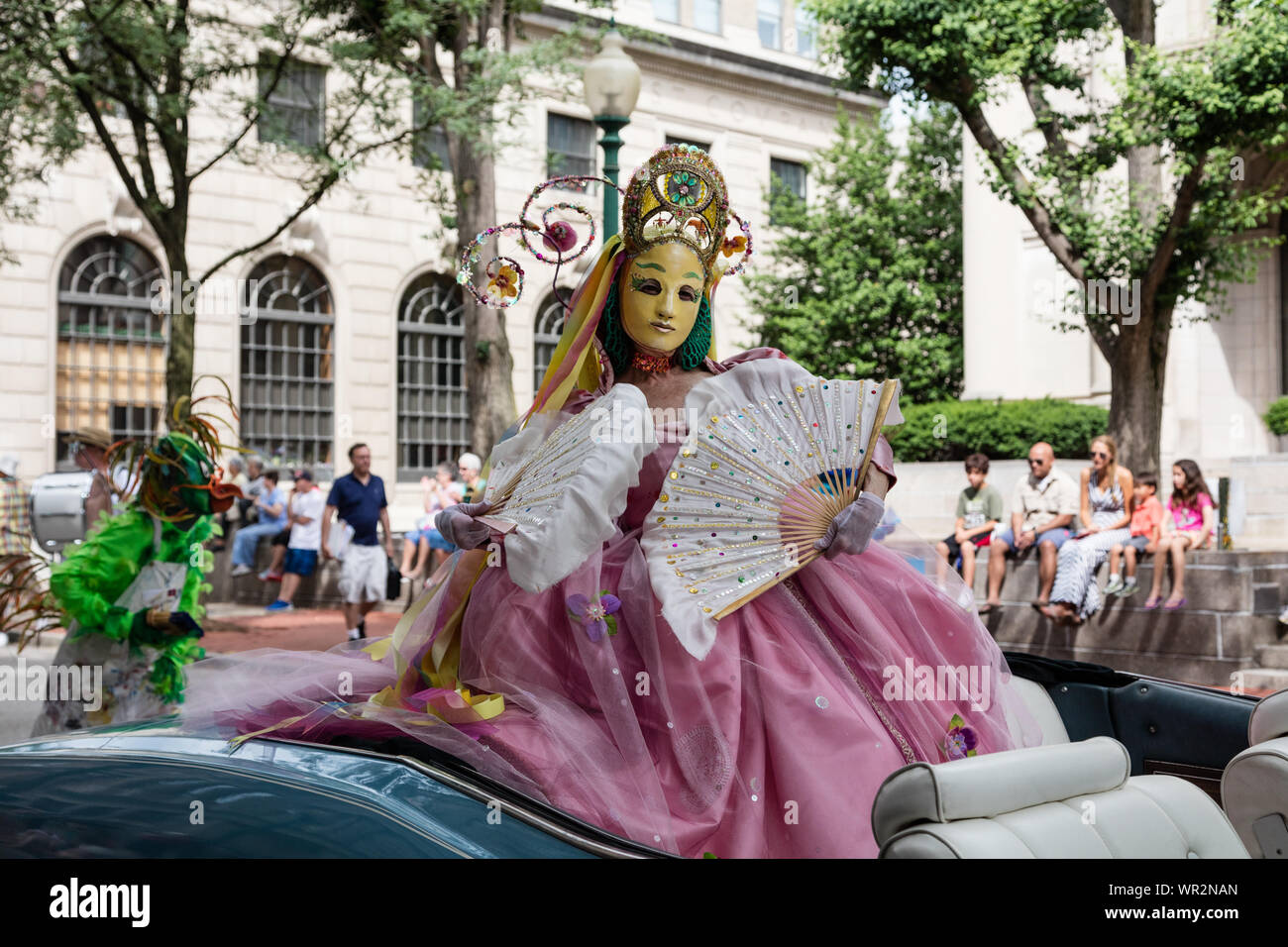 Masqued royal à la Charleston, West Virginia, FestivALL Parade de l'Art, dans lequel les groupes de théâtre, des artistes, danseurs, artistes de rue, les voitures d'art, la musique et les décideurs des organisations locales défilé dans Capitol Street Banque D'Images