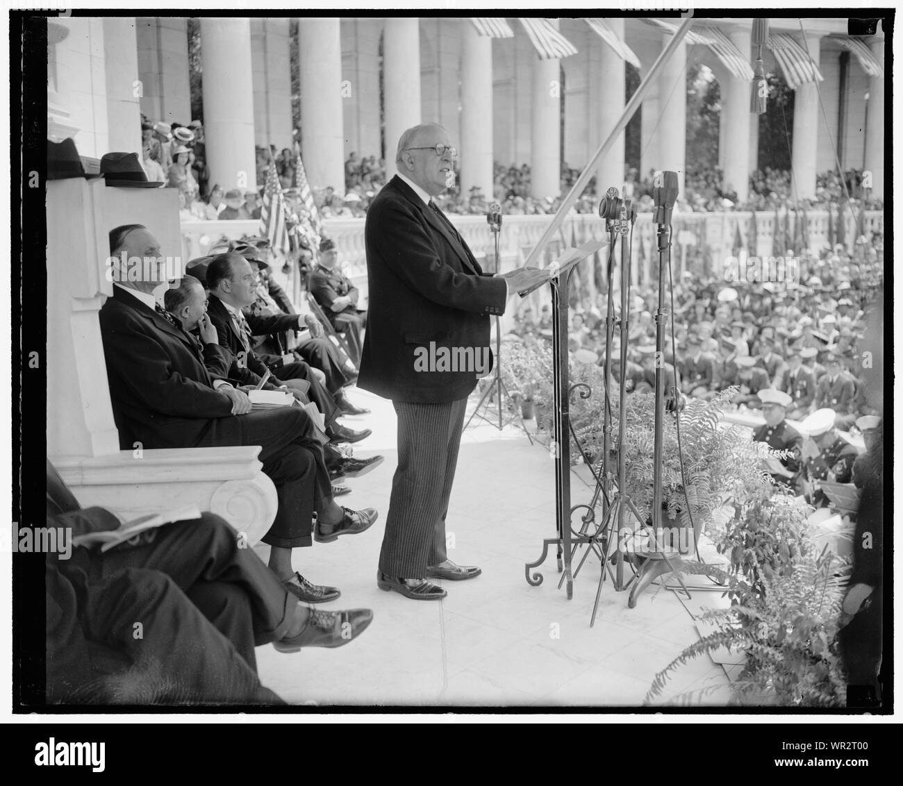 Le sénateur au Massachussetts, rend hommage aux morts de la guerre de l'Amérique. Washington, D.C., le 30 mai, le sénateur américain David I. Walsh du Massachusetts, la prestation de l'adresse principale aux milliers réunis au cimetière national d'Arlington à honorer les morts de guerre aujourd'hui, Memorial Day, 30/05/38 Banque D'Images