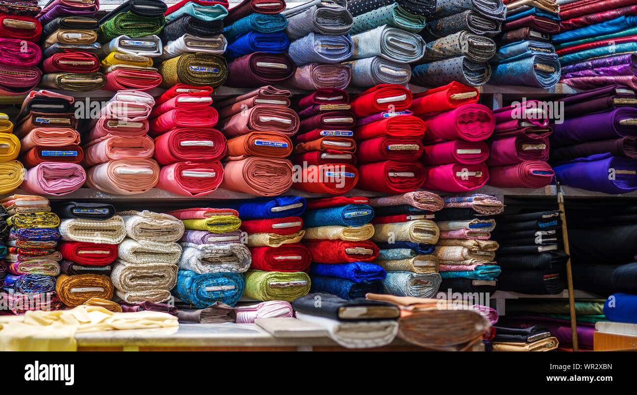 Rouleaux de tissus et textiles dans un magasin. beaucoup de couleurs et de motifs Banque D'Images