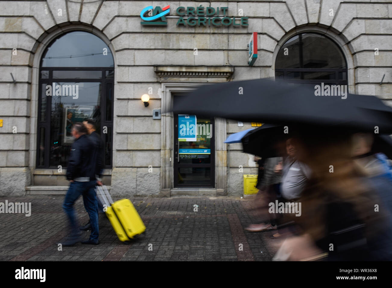 Wroclaw, Pologne. 07Th Nov, 2019. Les gens marchent par Crédit Agricole.Wroclaw est la quatrième plus grande ville de Pologne et la plus grande ville dans la région de Silésie. Ou Wroclaw Breslau en allemand a passé plus de 200 ans en vertu de l'article allemand mais après la Seconde Guerre mondiale, la région fut placée sous administration polonaise par l'accord de Potsdam, en vertu des modifications territoriales demandées par l'Union soviétique. Credit : SOPA/Alamy Images Limited Live News Banque D'Images