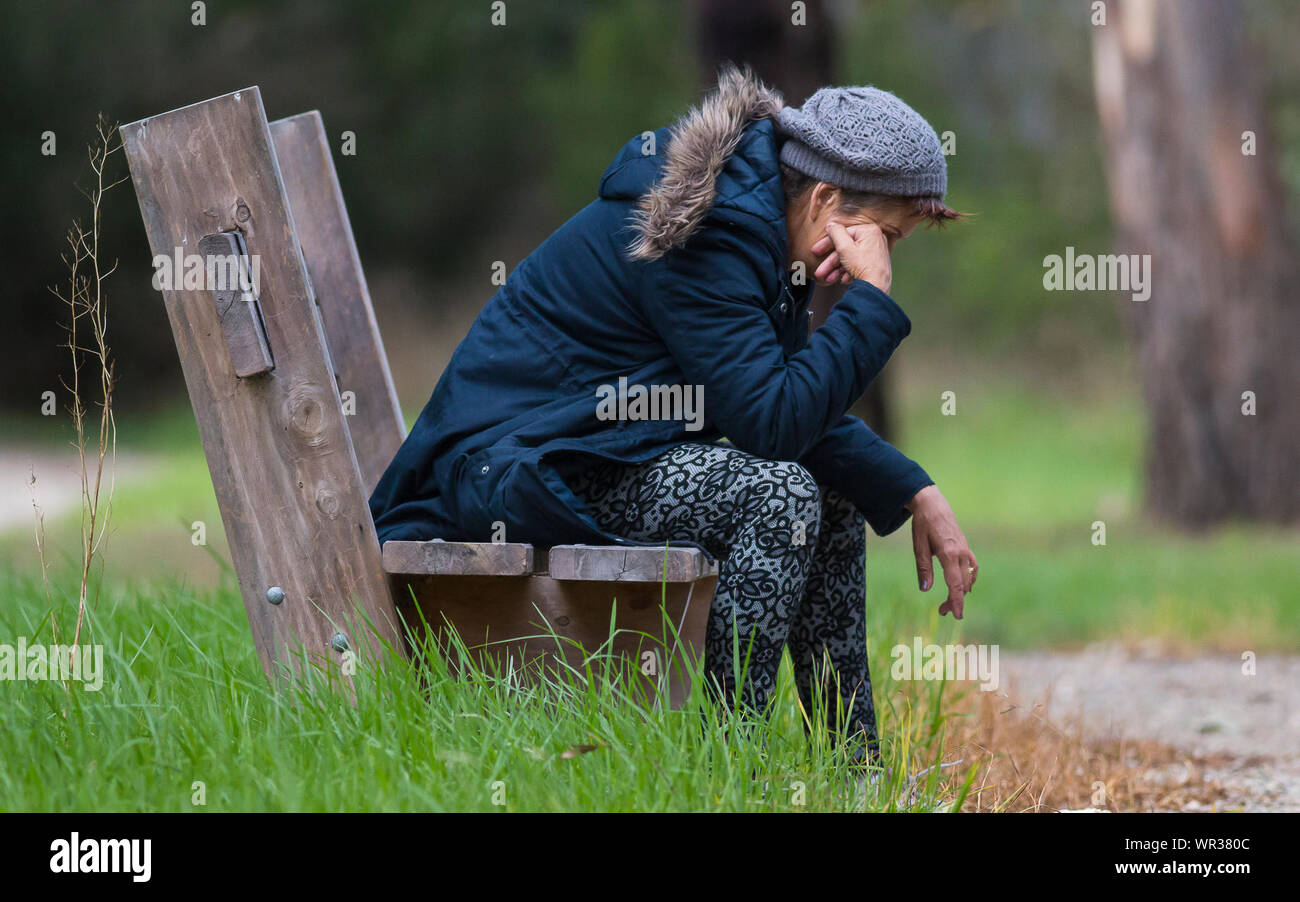 Vue De Cote Personne Assise Sur Un Banc Sur Le Terrain Photo Stock Alamy