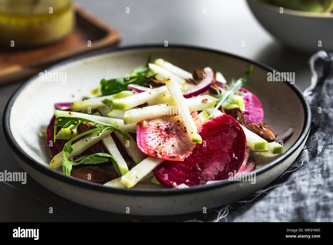 Chou-rave, betteraves et radis salade,amande avec vinaigrette aux graines de pavot Banque D'Images