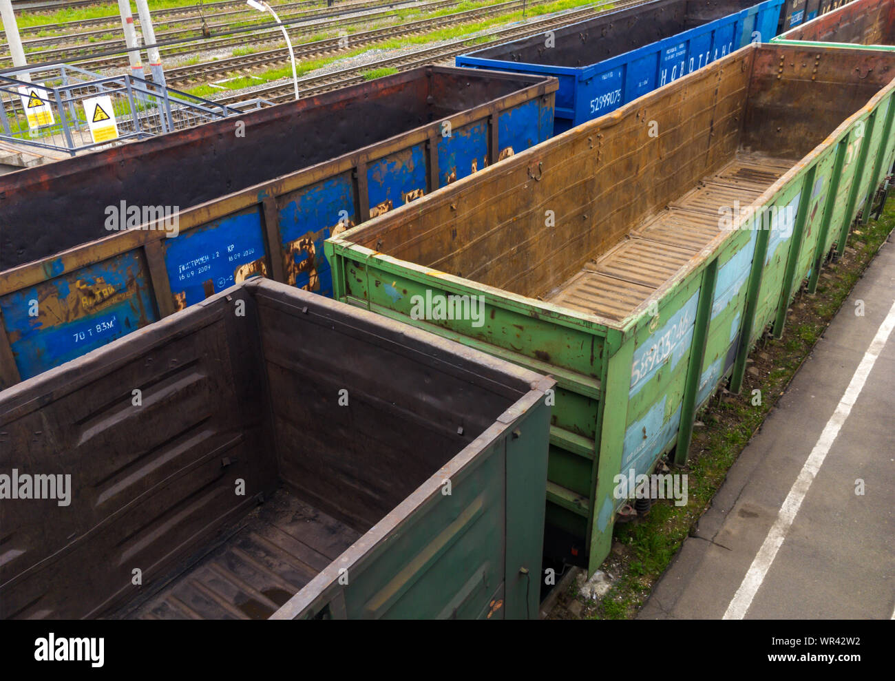 Mourmansk, Russie - 07 juin, 2018 : Les trains avec wagons vides pour le transport du charbon Banque D'Images