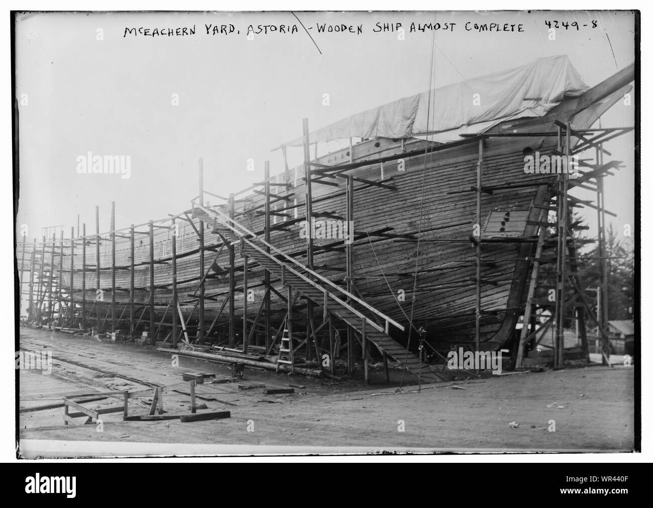 Cour McEachern, Astoria -- bateau en bois presque terminée Banque D'Images