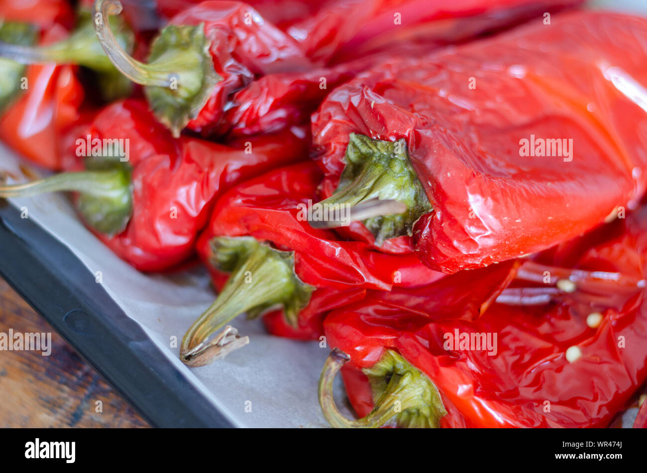 Poivrons rouges rôtis préparation pour l'hiver dans la cuisine. Banque D'Images