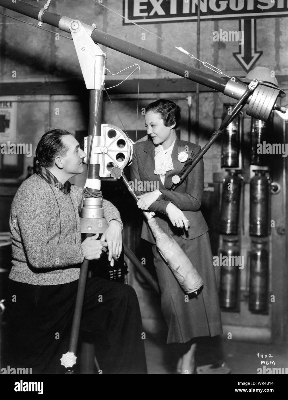 FRITZ LANG et Sylvia Sidney sur franc jeu pendant le tournage de FURY 1936 Metro Goldwyn Mayer Banque D'Images