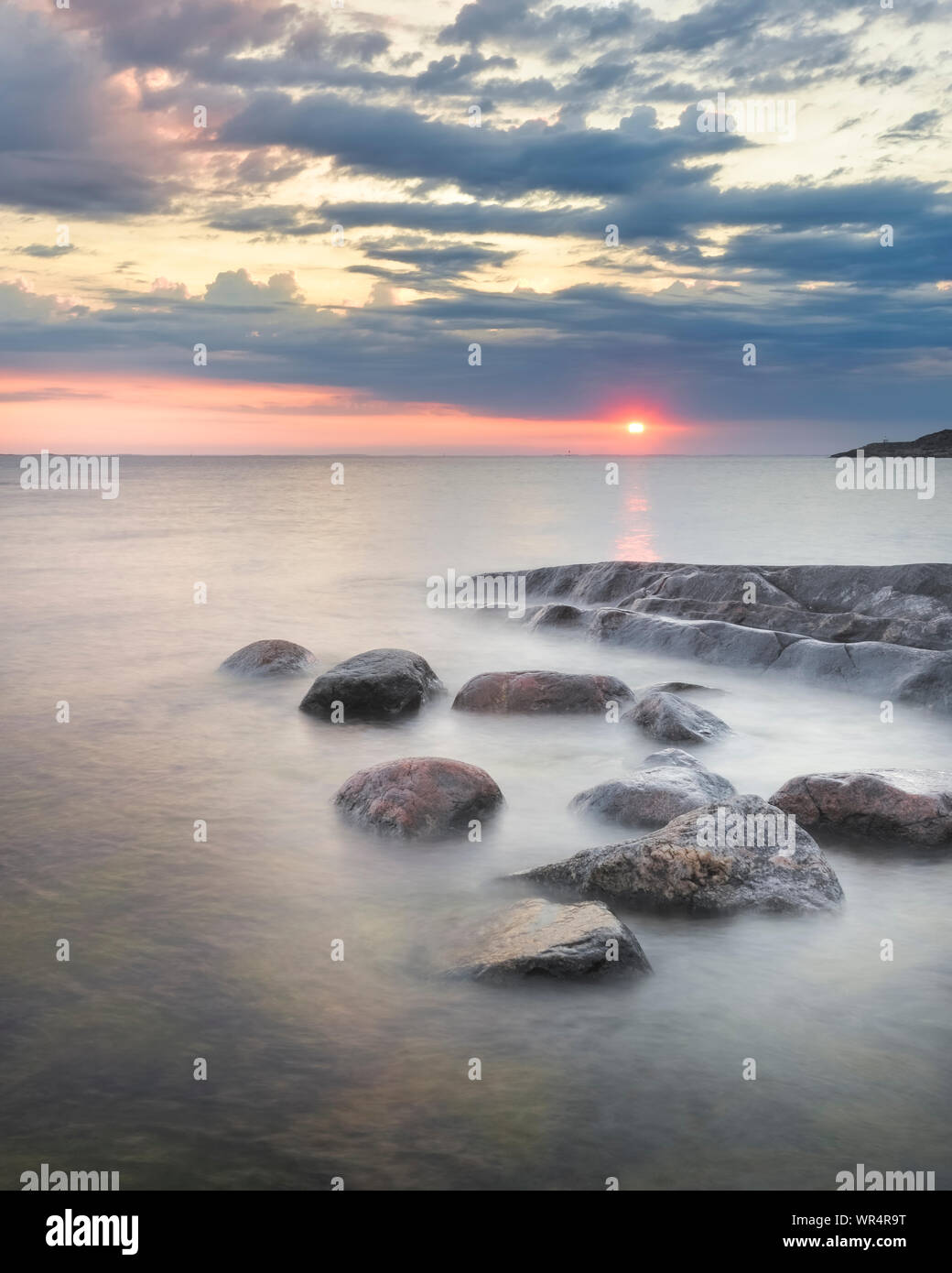 Coucher du soleil en mer en Finlande. Banque D'Images
