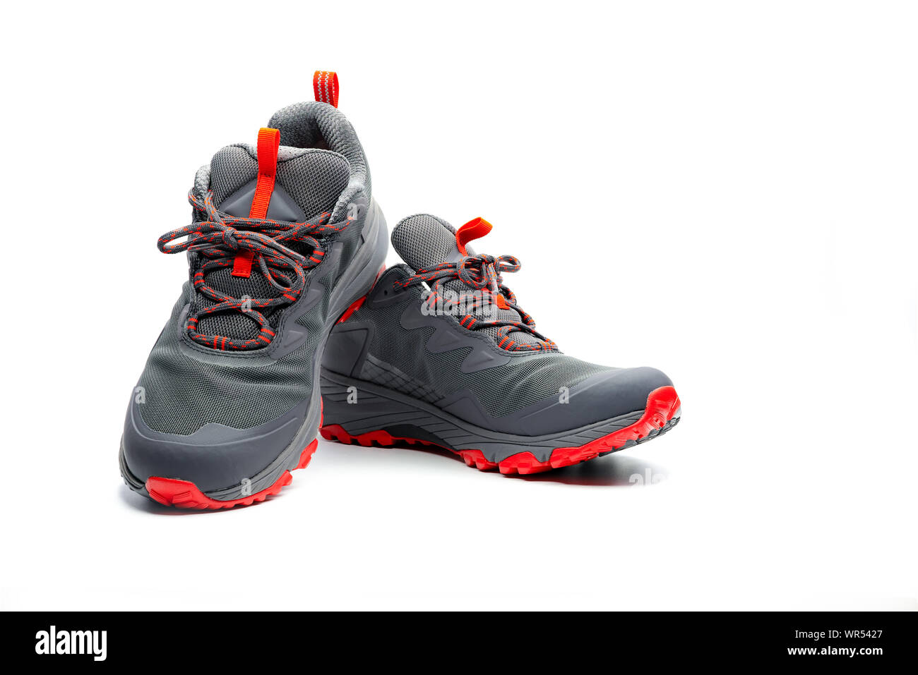 Chaussures de randonnée hommes isolé sur fond blanc. Rouge-gris chaussures de randonnée. Chaussures de sécurité pour l'escalade. Pignon d'aventure. Chaussure de trekking en caoutchouc léger Banque D'Images Chaussures de randonnée hommes isolé sur fond blanc. Rouge-gris chaussures de randonnée. Chaussures de sécurité pour l'escalade. Pignon d'aventure. Chaussure de trekking en caoutchouc léger Banque D'Images