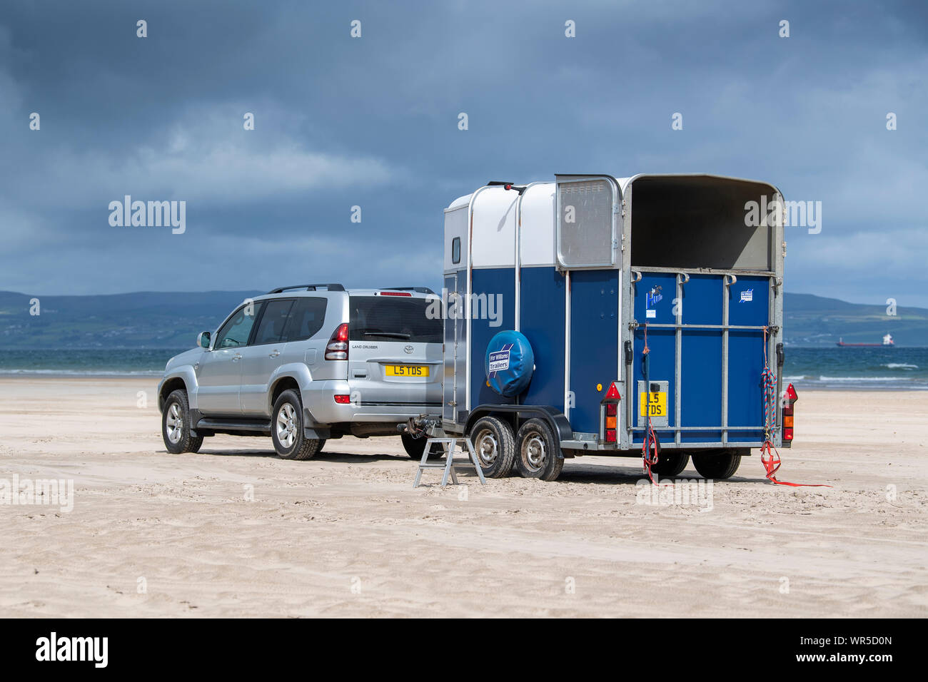 Véhicule stationné sur horsebox et Benone Beach, Coleraine, en Irlande du Nord. Horsebox attendent des chevaux de retour après l'exercice Banque D'Images