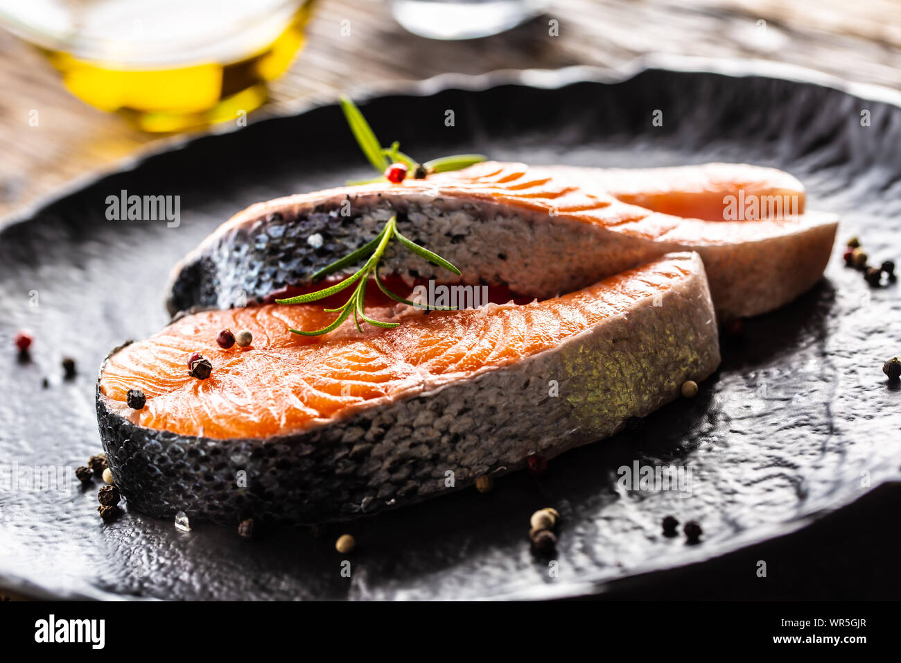 Boeuf cru saumon champignons tomates romarin huile d'olive citron vert et d'épices. Banque D'Images