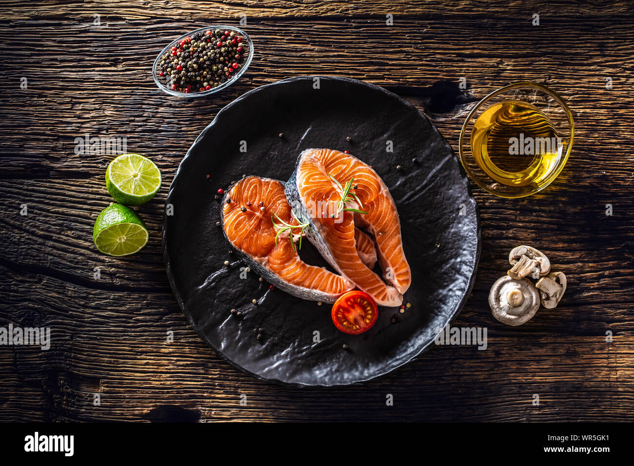 Boeuf cru saumon champignons tomates romarin huile d'olive citron vert et d'épices. Banque D'Images