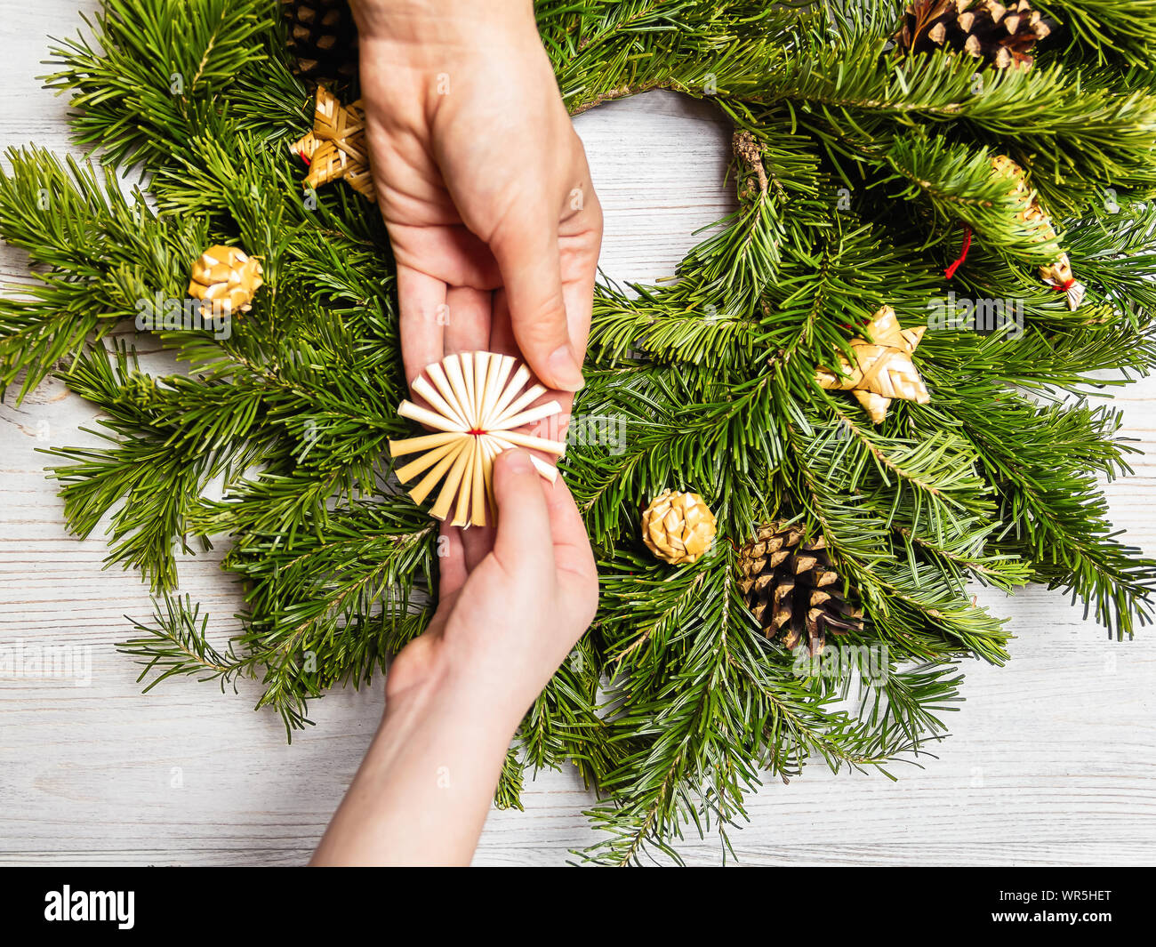 Deux femmes décorer une couronne de Noël de branches d'épinette. Concept d'amitié et relation Banque D'Images