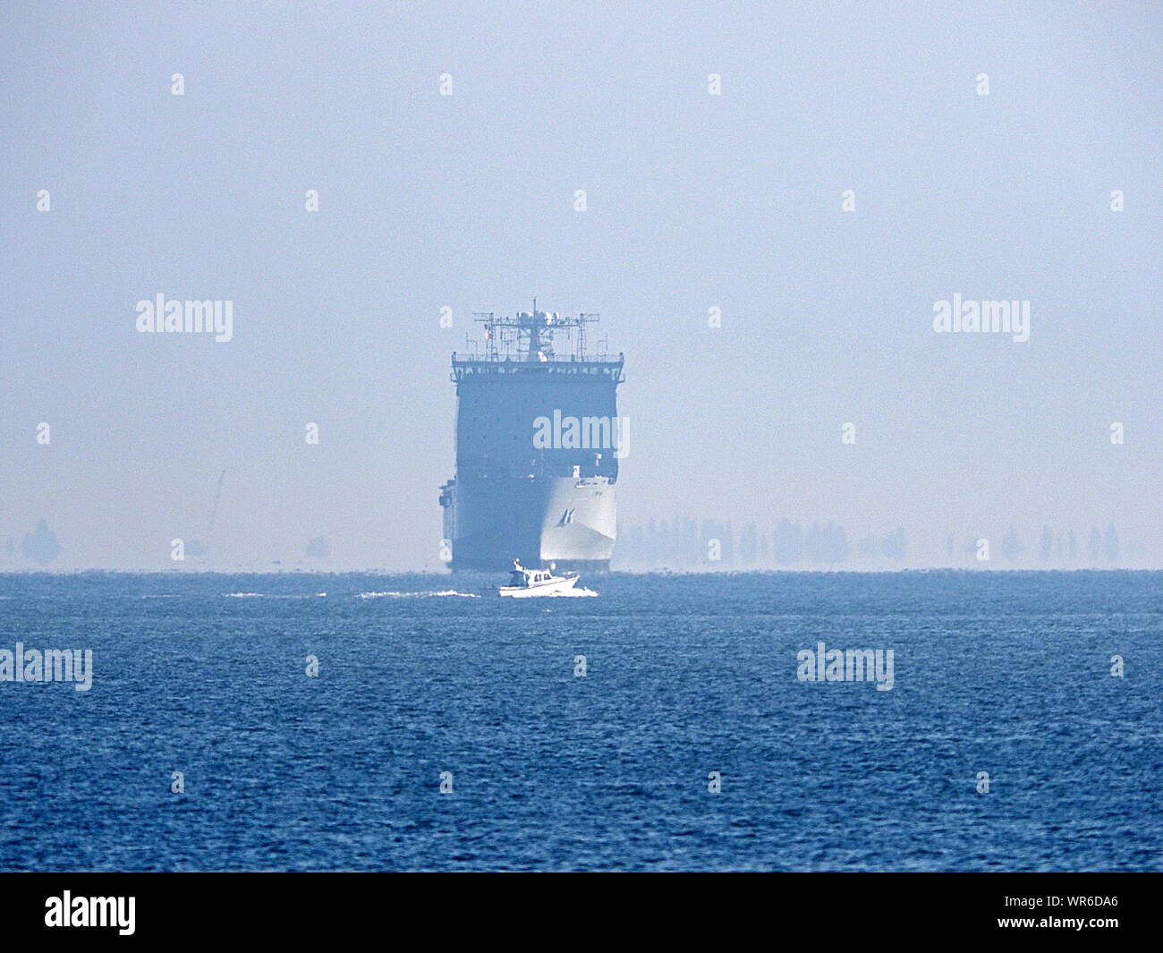 Sheerness, Kent, UK. 10 Septembre, 2019. Auxiliaire de la Flotte royale navire 'la baie de Lyme' aperçoit au large de Sheerness, Kent vu ce matin dans la brume matinale car il part pour Londres. Appel de demandes la baie de Lyme est assistant à Londres la semaine d'expédition internationale. La Defence & Security Equipment International (DSEI) Show est aussi sur d'Excel. Credit : James Bell/Alamy Live News Banque D'Images
