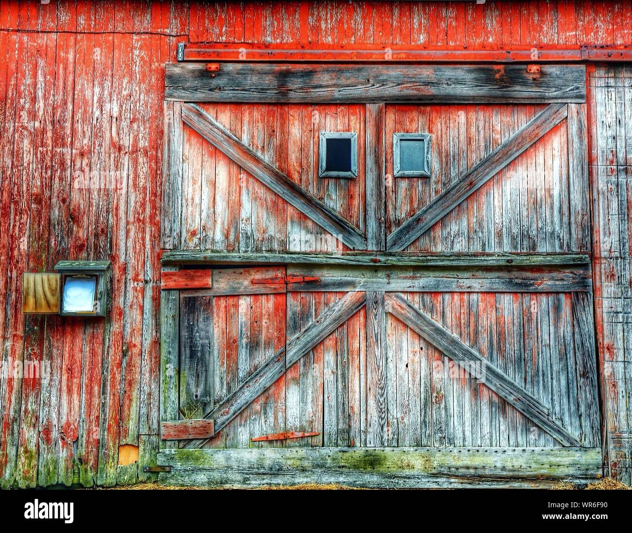 Vieille porte de grange Photo Stock - Alamy