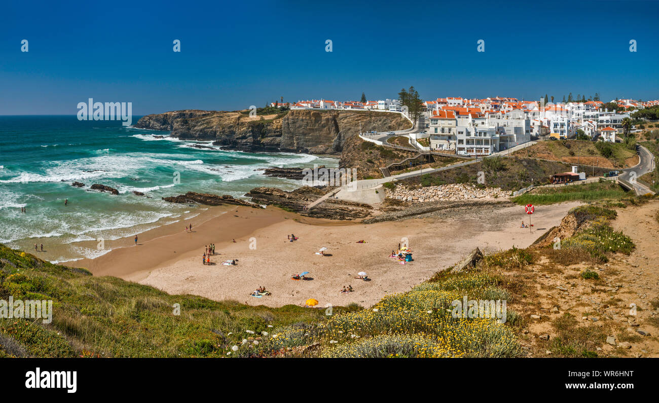 Praia da Zambujeira do Mar, plage de l'océan Atlantique au village de Zambujeira do Mar, Costa Vicentina, district de Beja, Alentejo Litoral, Portugal Banque D'Images