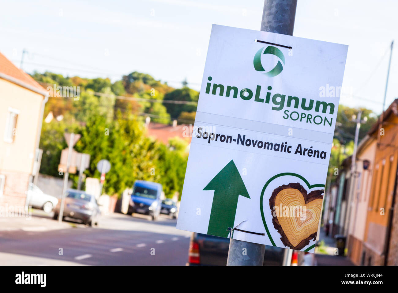 Direction temporaire signe sur l'éclairage public en poste pour Sopron innoLignum Industrie du bois et de la forêt de Sopron, Hongrie Banque D'Images