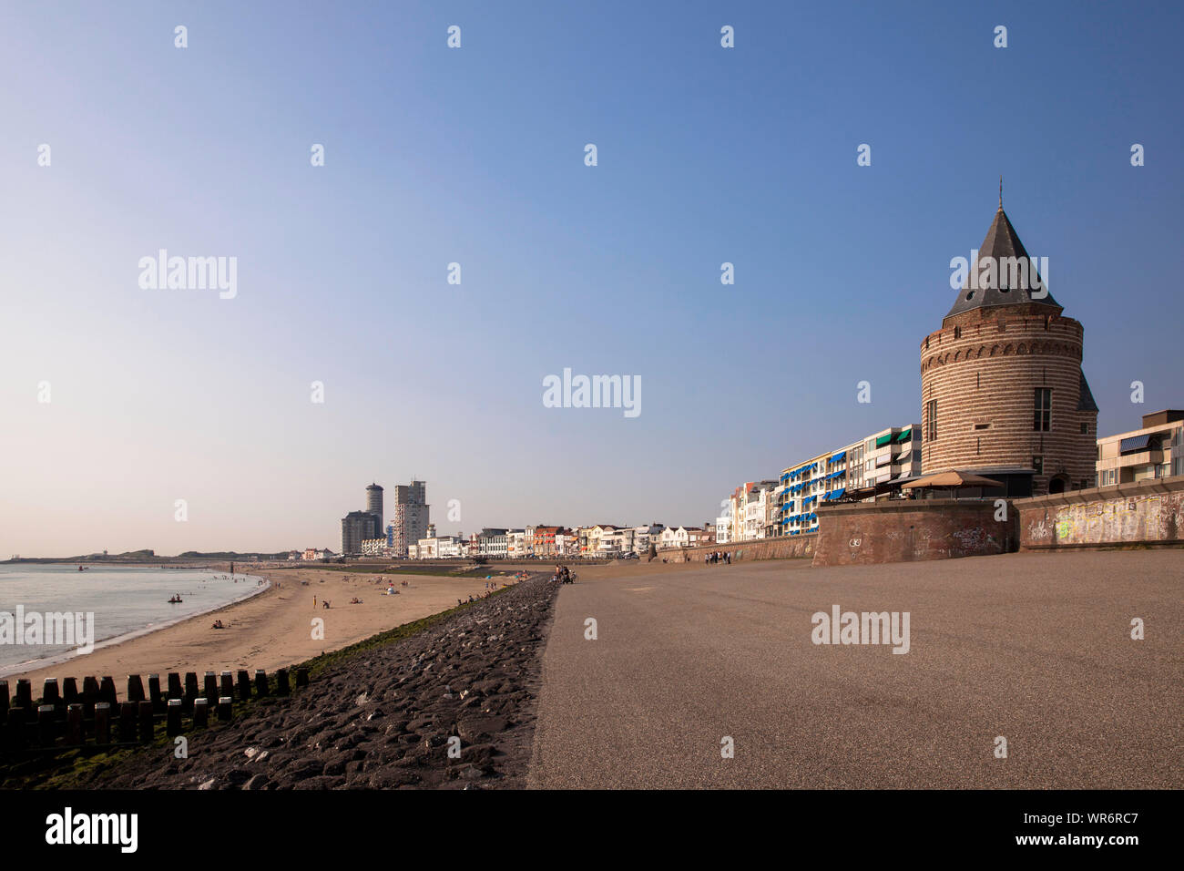 La plage de Vlissingen, les bâtiments sur le Boulevard Bankert, Walcheren, la prison historique Tower, Zélande, Pays-Bas. der Strand à Vlissingen, Haeuser Banque D'Images