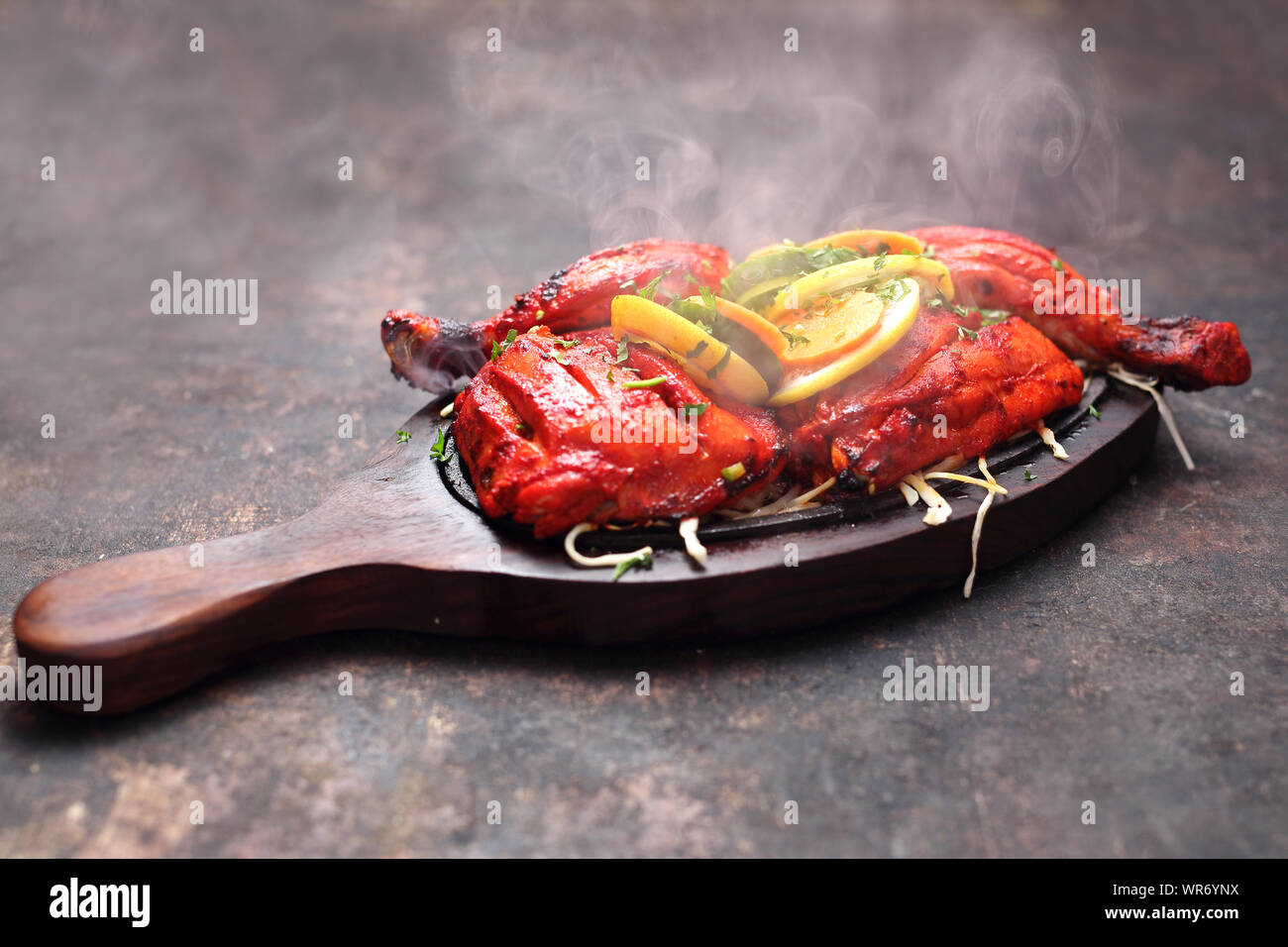 Poulet Tandoori dans une marinade épicée. La cuisine de l'est oriental. Banque D'Images