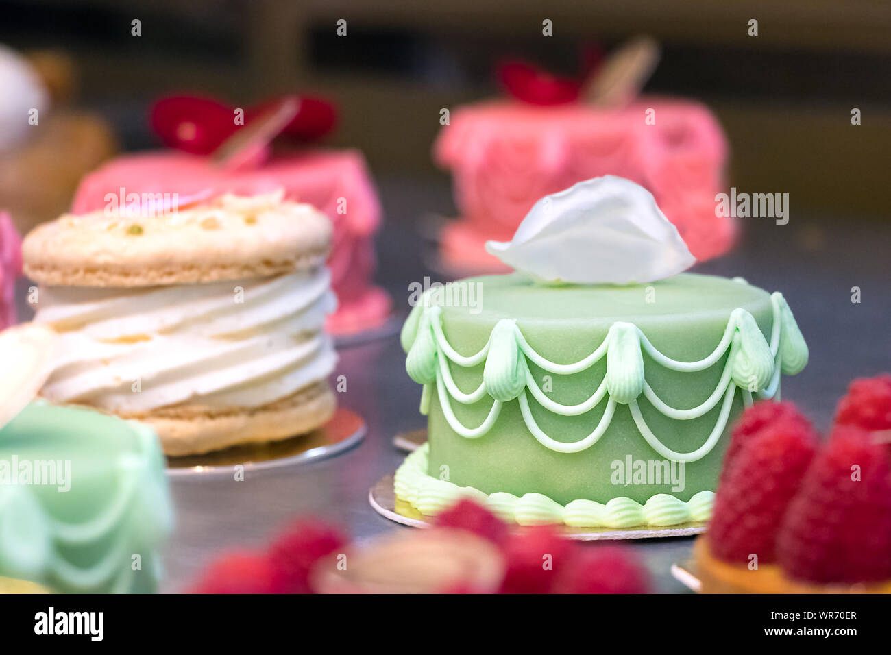Close Up Of A Green Petit Gateau Recouvert De Pate D Amande Peu Profondes 6 Photo Stock Alamy