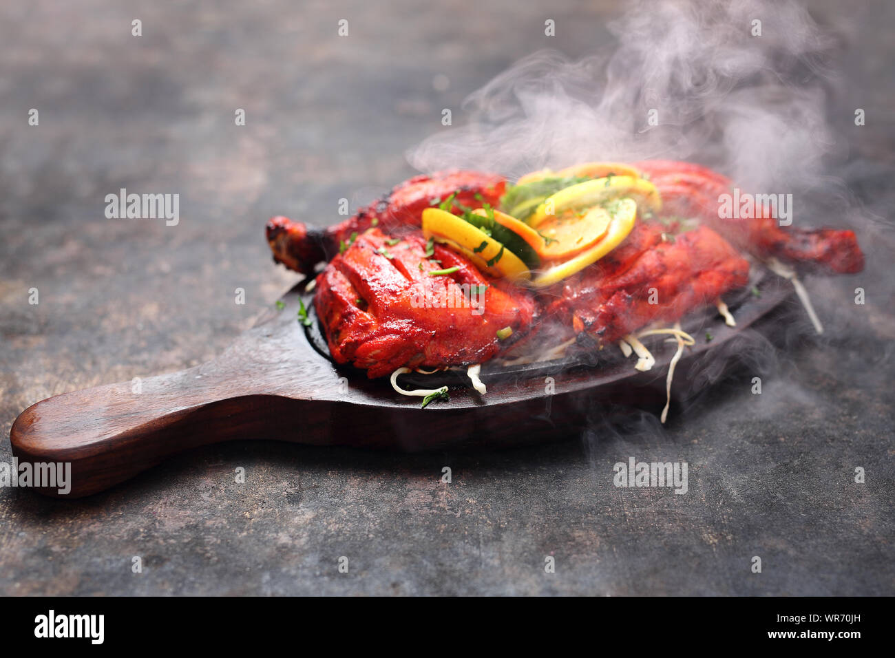 Poulet Tandoori dans une marinade épicée. La cuisine de l'est oriental. Banque D'Images