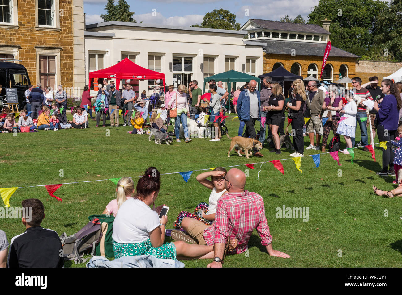 La foule lors d'une exposition canine locale sous le soleil d'après-midi d'été ; Delapre Abbey, Northampton, Royaume-Uni Banque D'Images