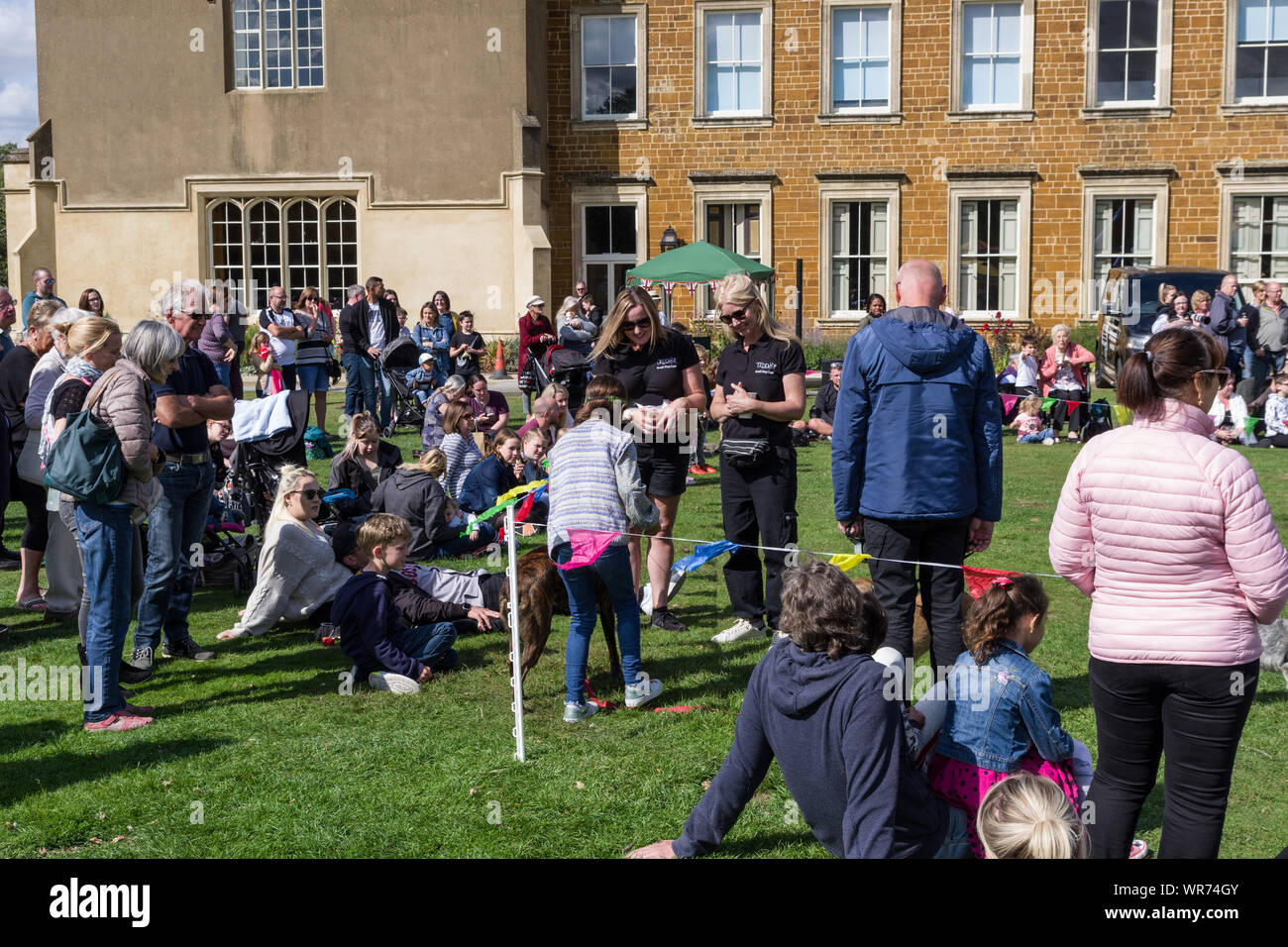 La foule lors d'une exposition canine locale sous le soleil d'après-midi d'été ; Delapre Abbey, Northampton, Royaume-Uni Banque D'Images
