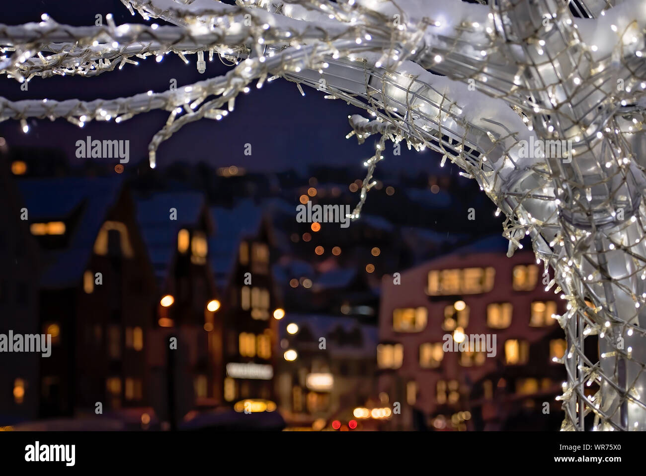 Arbre d'hiver avec les lumières et les décorations avec les lumières de la ville de Tromso de flou artistique en arrière-plan, le nord de la Norvège Banque D'Images