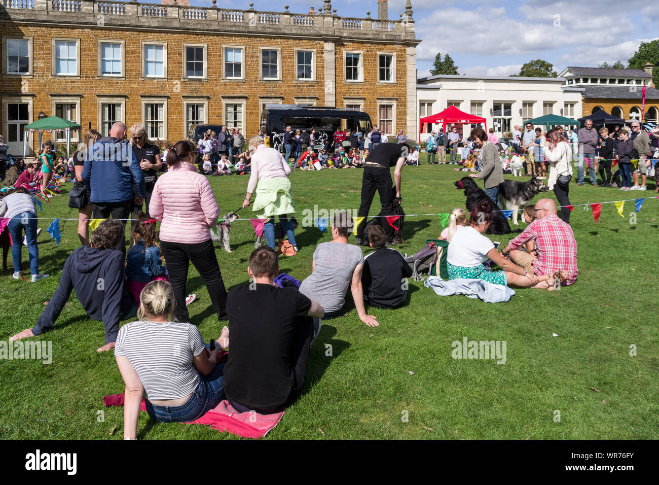 La foule lors d'une exposition canine locale sous le soleil d'après-midi d'été ; Delapre Abbey, Northampton, Royaume-Uni Banque D'Images