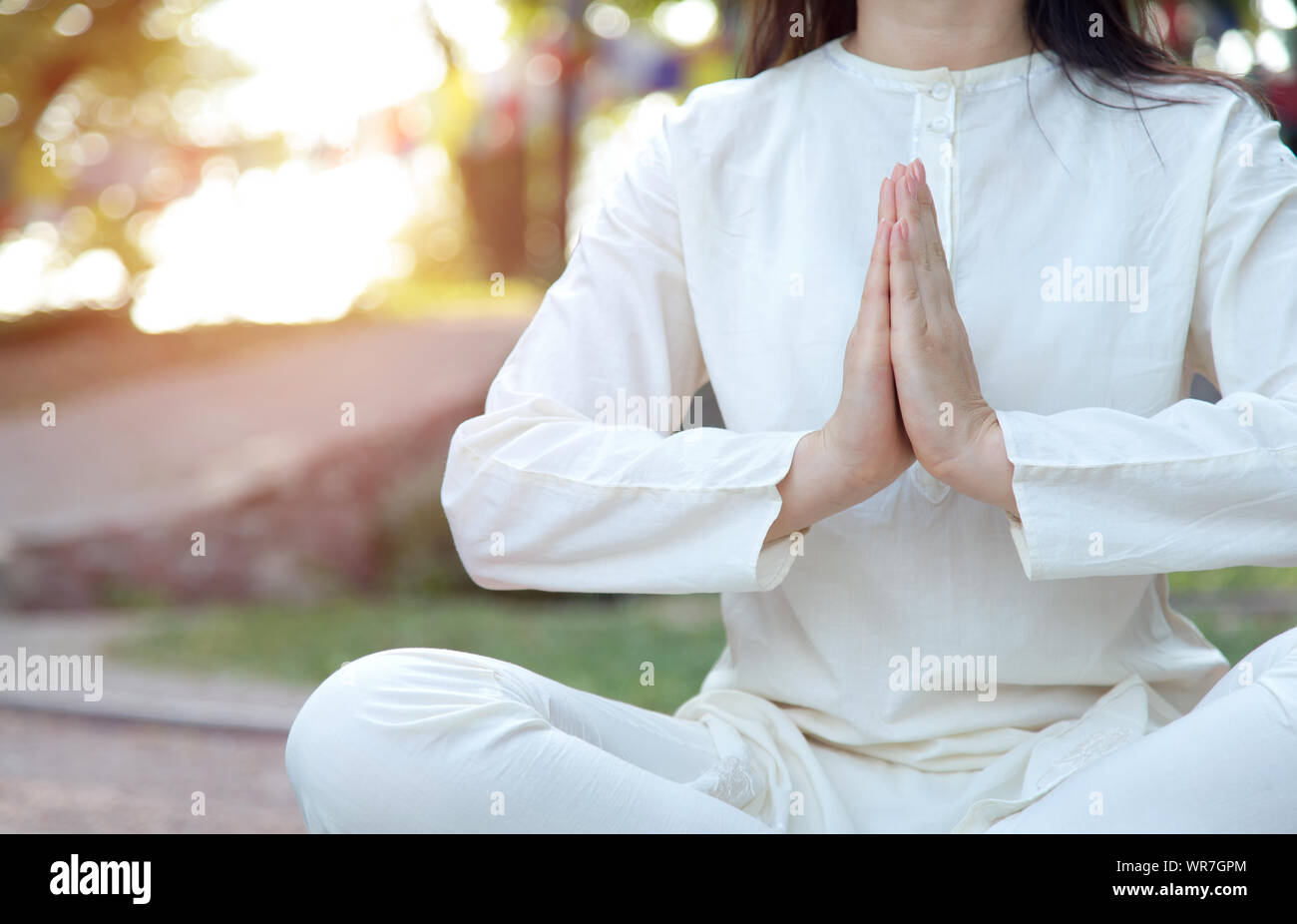 Close up of woman in namaste. Méditation sur l'arrière-plan du temple et de la nature. Des cours de yoga dans un centre de retraite. Banque D'Images