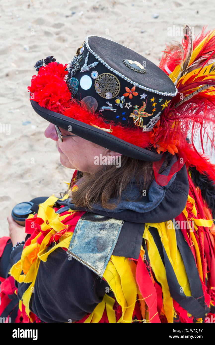 Chapeau coloré de Morris dancer, membre de Ragged Phoenix Morris, au Festival Folk de Swanage, Swanage, Dorset UK en Septembre Banque D'Images