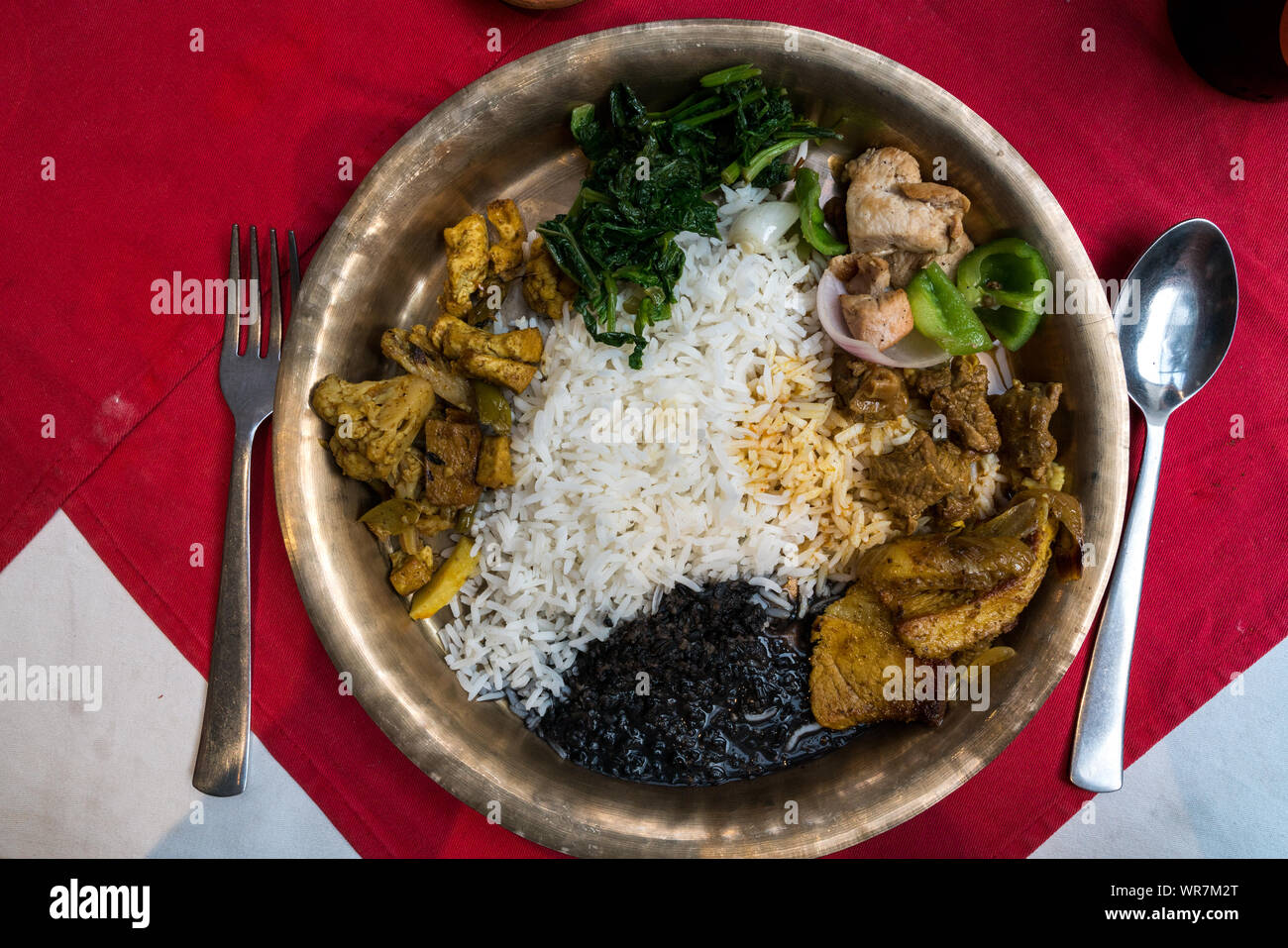 Dal Bhat, une cuisine traditionnelle népalaise, servi dans le restaurant de Thamel, quartier de Thamel, Katmandou Banque D'Images