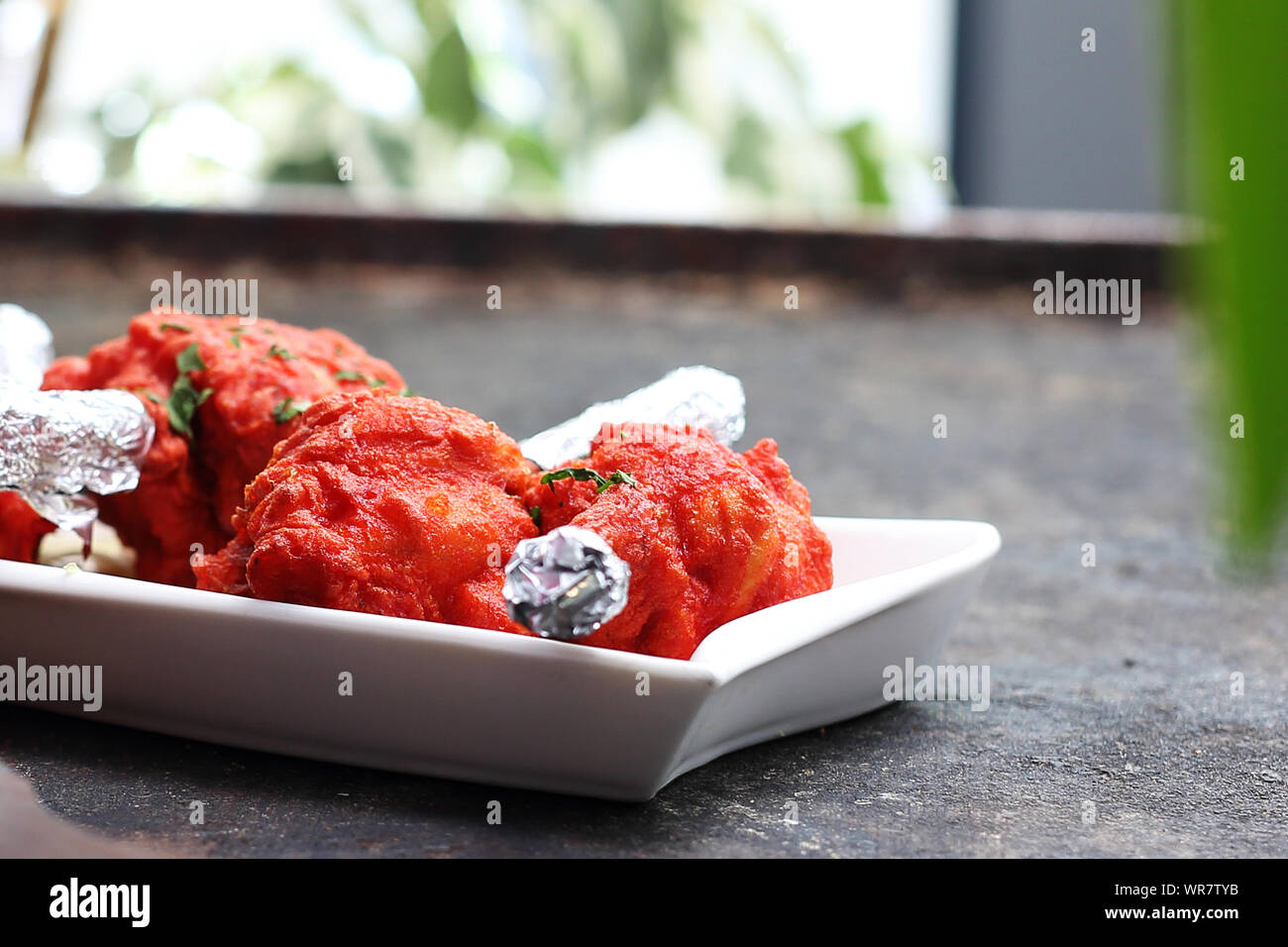 Poulet Tandoori dans une marinade épicée. La cuisine de l'est oriental. Banque D'Images