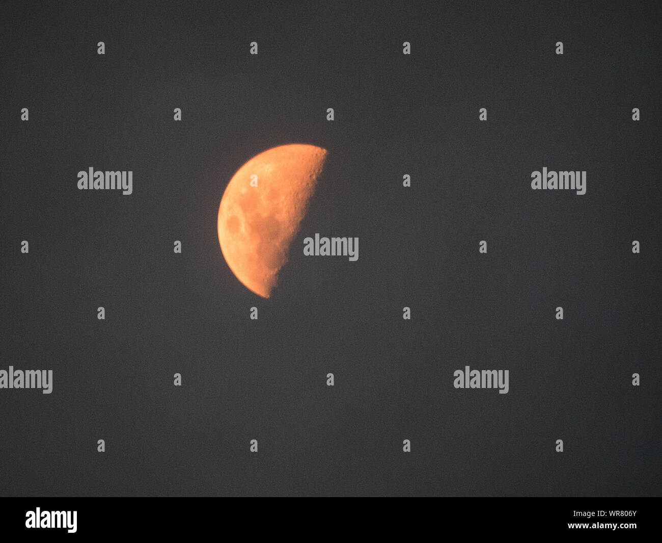 La lune ciel Smokey look orange Banque D'Images
