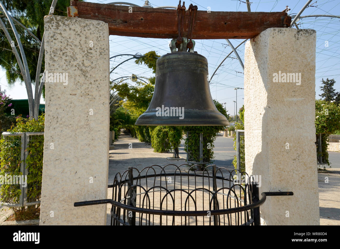 Réplique de l'American Liberty Bell dans le centre de Gan Hapaamon park.Liberty Bell Park, Jérusalem, Israël Banque D'Images