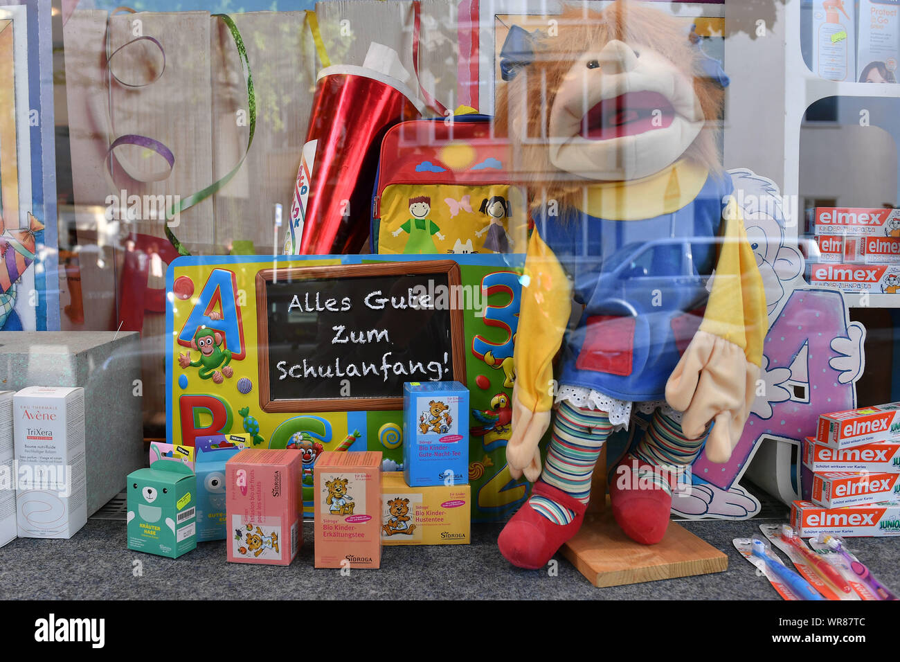 Vitrine décoration d'une pharmacie à l'occasion de la rentrée scolaire en  Bavière les 10.09.2019. Dans le monde d'utilisation | Photo Stock - Alamy