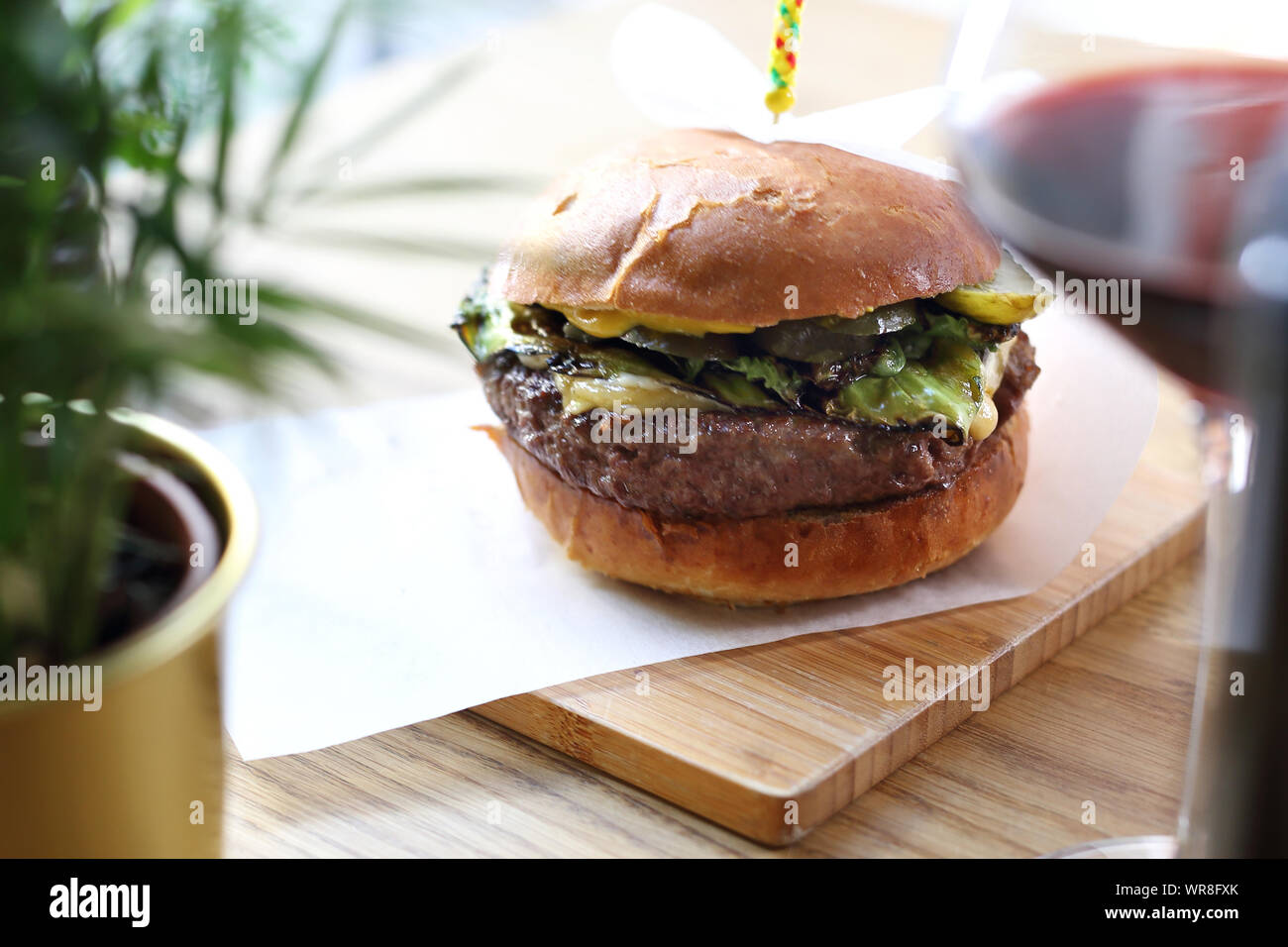Burger de boeuf escalope avec une salade verte et de légumes verts grillés Banque D'Images