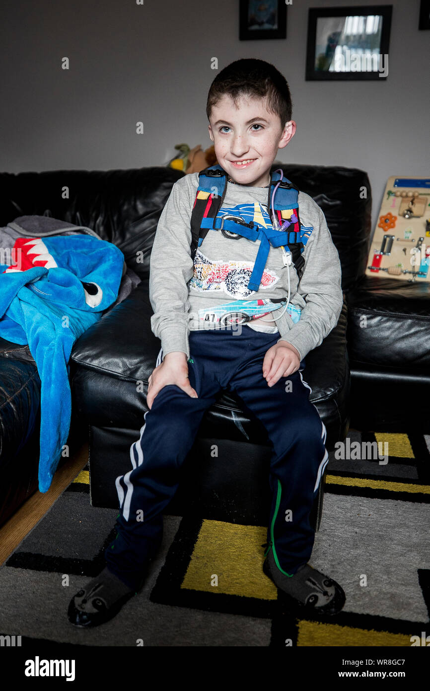 Jack McCrystal qui a un trouble neuro-musculaire ce qui signifie qu'il est alimenté par un tube et utilise un fauteuil roulant, à Draperstown en Co Londonderry. Les parents de l'enfant de 10 ans qui n'a jamais goûté les aliments ont accusé le gouvernement britannique de prioriser les enfants gravement malades en Angleterre sur celles d'Irlande du Nord. Banque D'Images