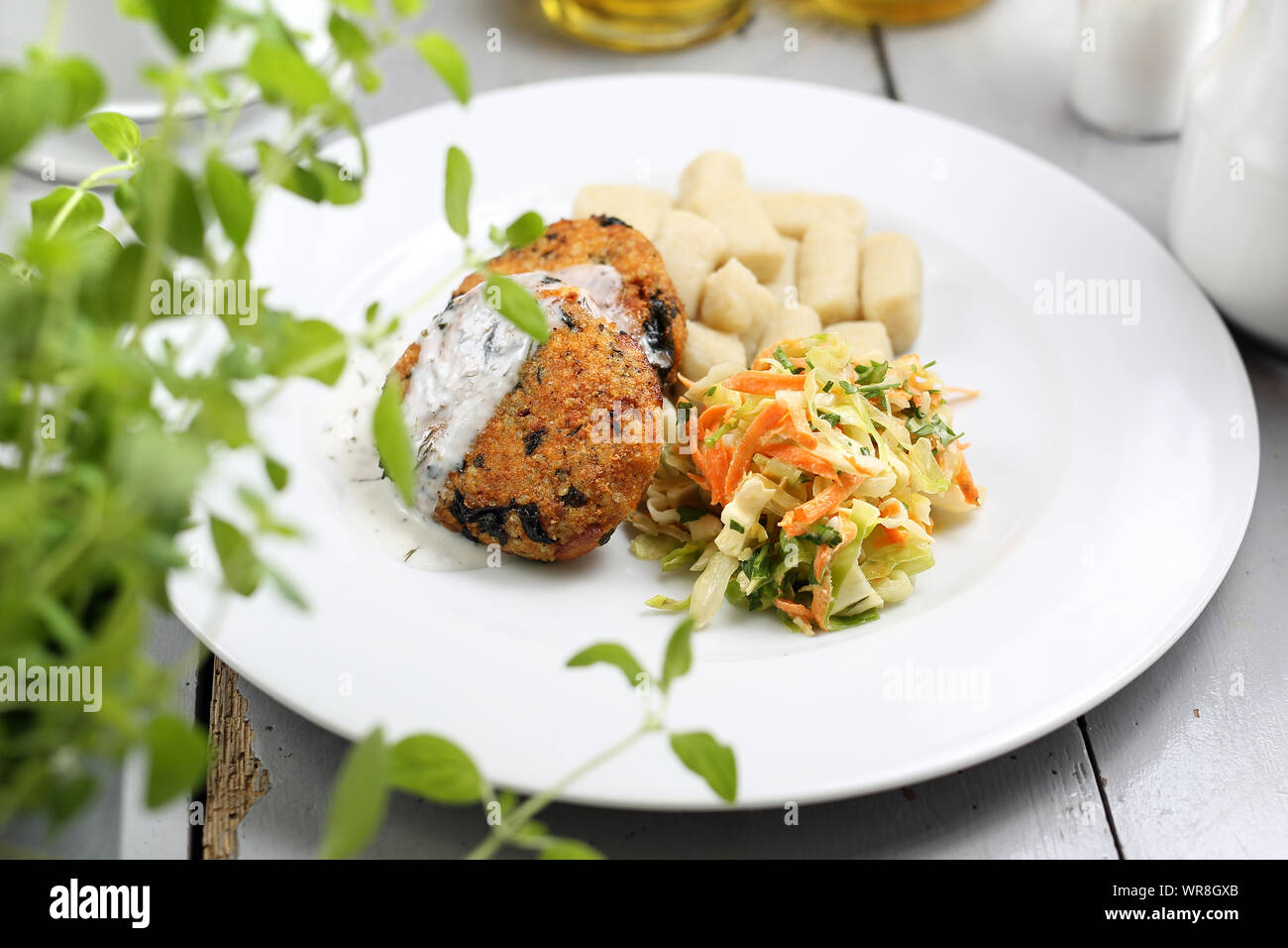 Déjeuner végétarien, sain et avec des boulettes de légumes escalope salade de chou blanc. Banque D'Images