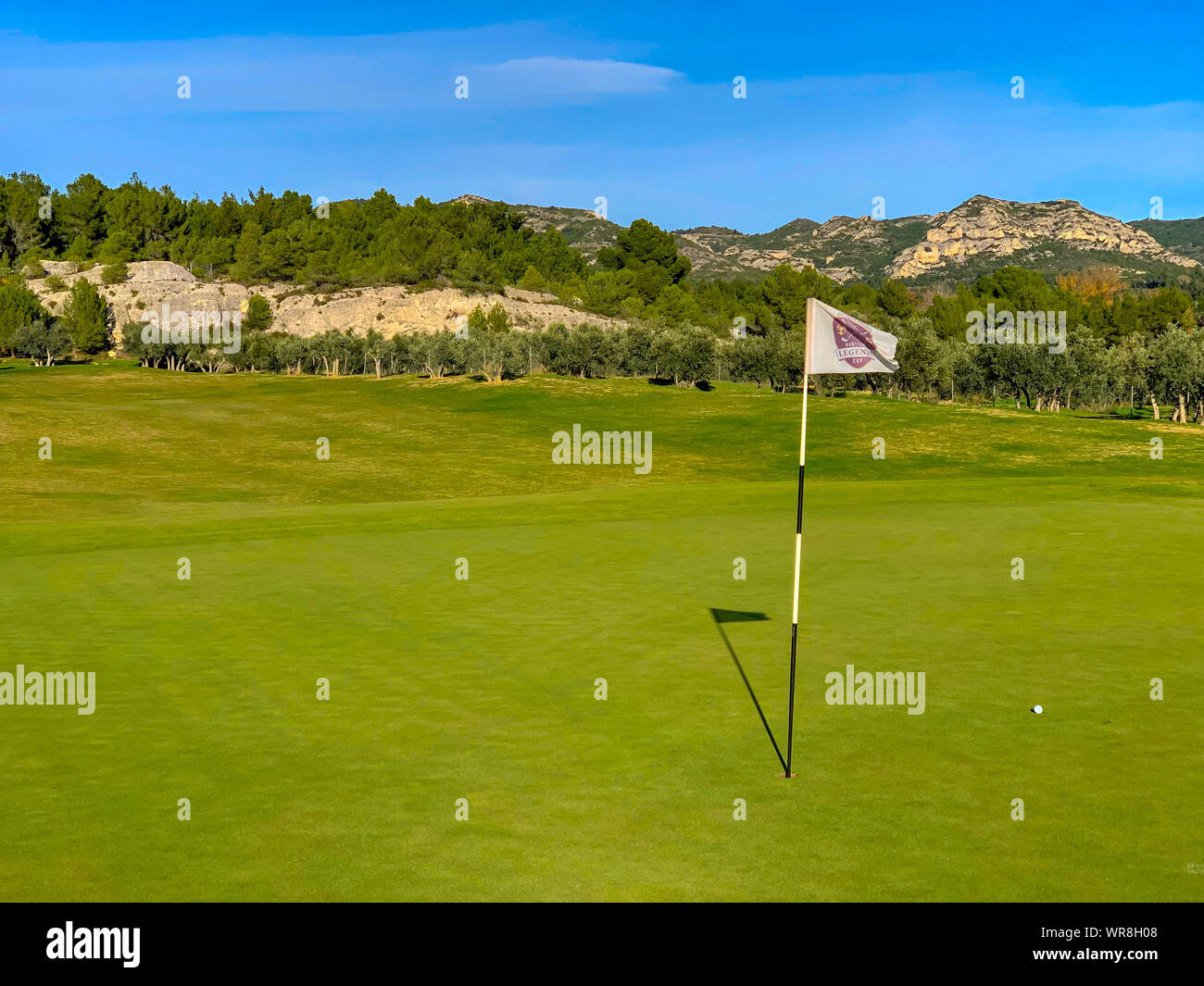 Golf du Domaine de Mainville avec pavillon de golf et la balle sur un green en France. Banque D'Images