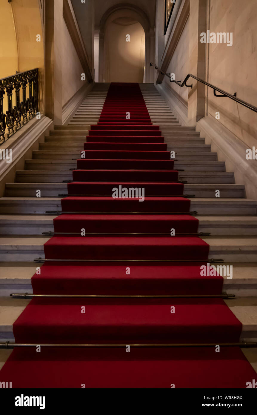 Escalier avec tapis rouge en Suisse Photo Stock - Alamy