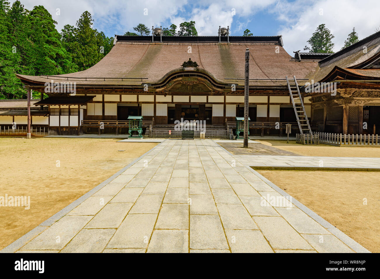 Wakayama, Japon - 24 juillet 2019 : chemin de pierre menant à la construction du Temple Kongobuji, chef du temple de la secte Shingon du bouddhisme. Banque D'Images