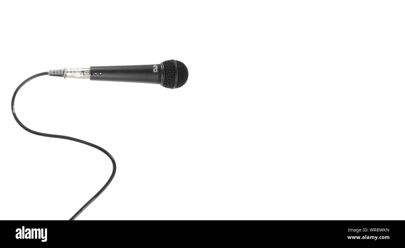 La musique et son - microphone vocal noir et câble isolé sur un fond blanc. Banque D'Images