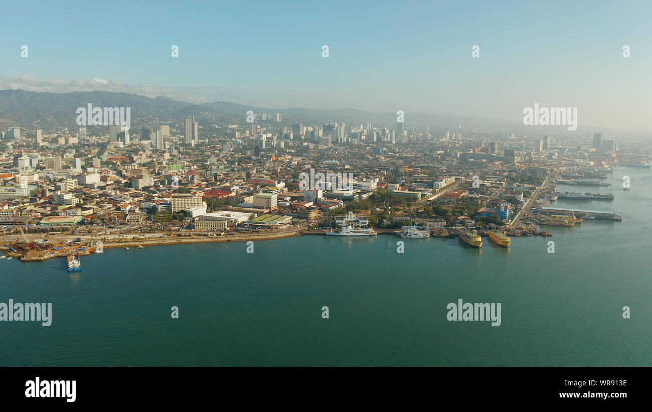 Cityscape : Cebu City avec des immeubles modernes, des gratte-ciel et des centres d'affaires, vue du dessus pendant le lever du soleil. Aux Philippines. Banque D'Images