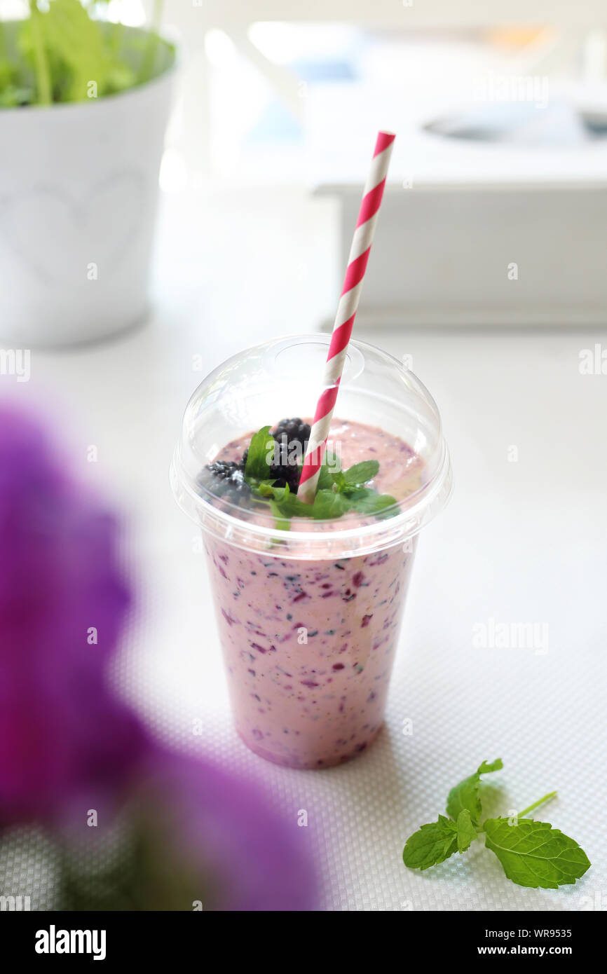 Cocktail de bleuets. Dietary protein shake nutritif. Restauration diététique. Banque D'Images