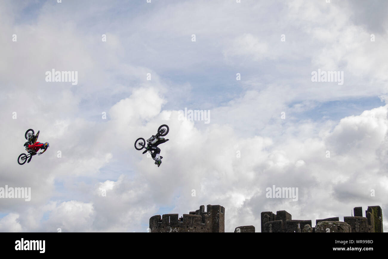 Caerphilly, Wales, UK. Le 10 septembre 2019. Motocross Freestyle (FMX) athlètes compléter une première mondiale double backflip synchronisés train à château de Caerphilly pour promouvoir le Nitro 2020 Jeux mondiaux à Cardiff. Banque D'Images