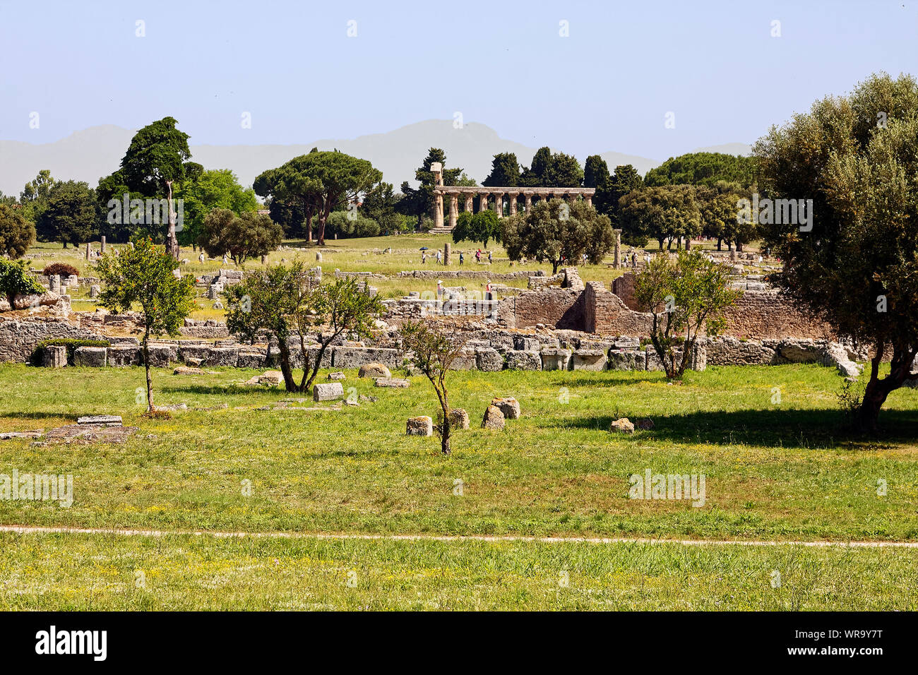 Paestum, ruines, Temple d'Athéna, Ceres, ancienne ville grecque, site archéologique, 600 avant J.-C., pierre, vieux, personnes, site de l'UNESCO ; Europe ; Province de Salern Banque D'Images
