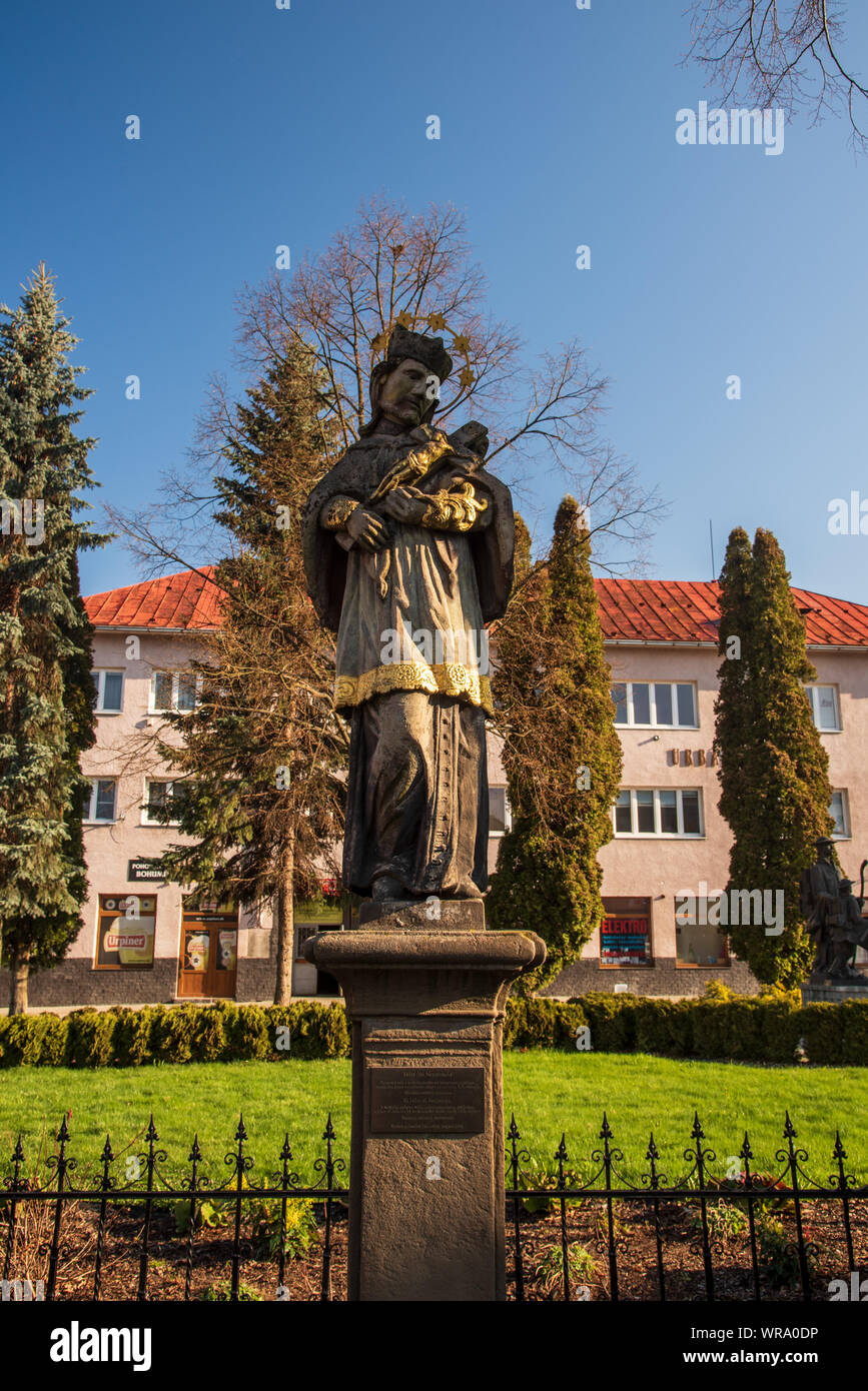 Statue de Svaty Jan Nepomucky en ville Turzovka en Slovaquie pendant la journée de printemps agréable avec un ciel clair Banque D'Images