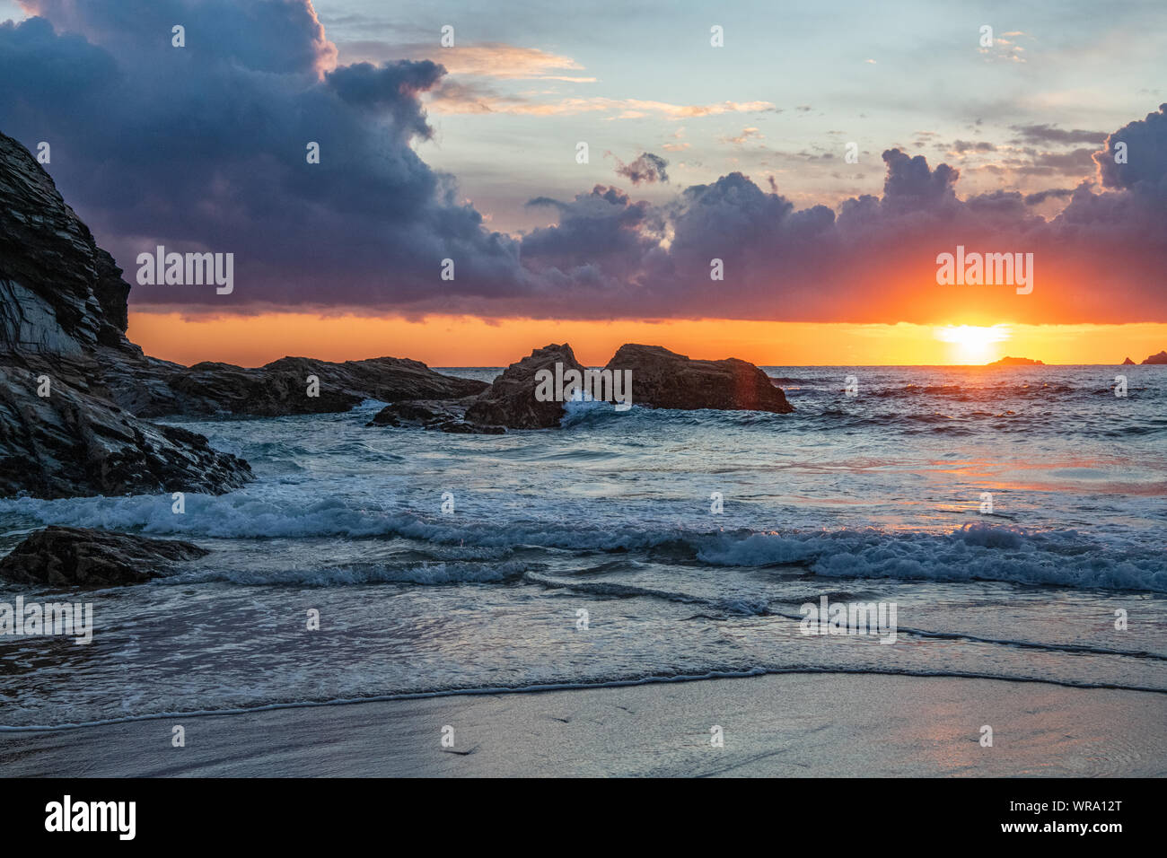 Magnifique coucher de soleil à Treyarnon Bay, North Cornwall, Angleterre, Royaume-Uni Banque D'Images