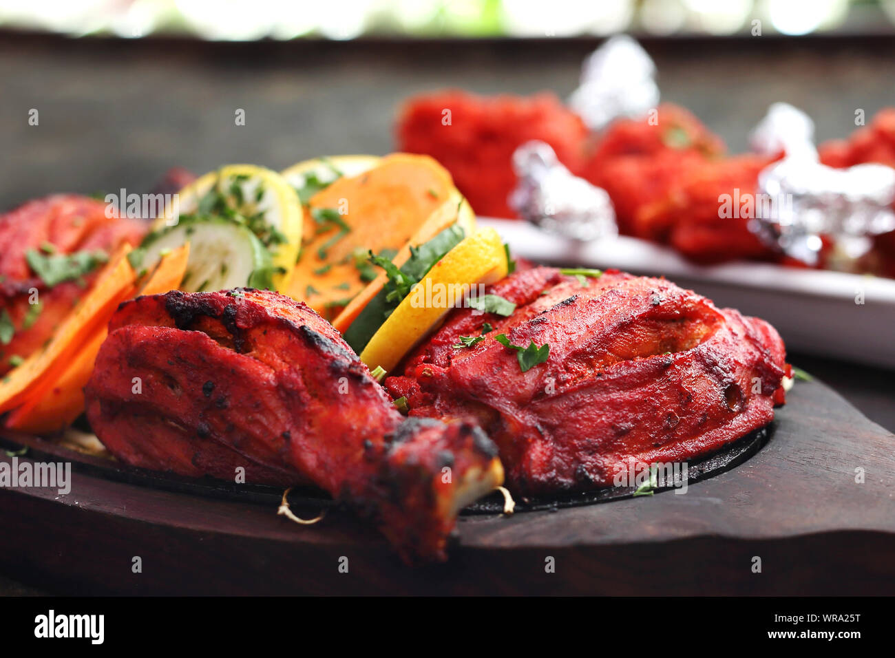 La cuisine de l'est oriental. Poulet Tandoori dans une marinade épicée. Banque D'Images